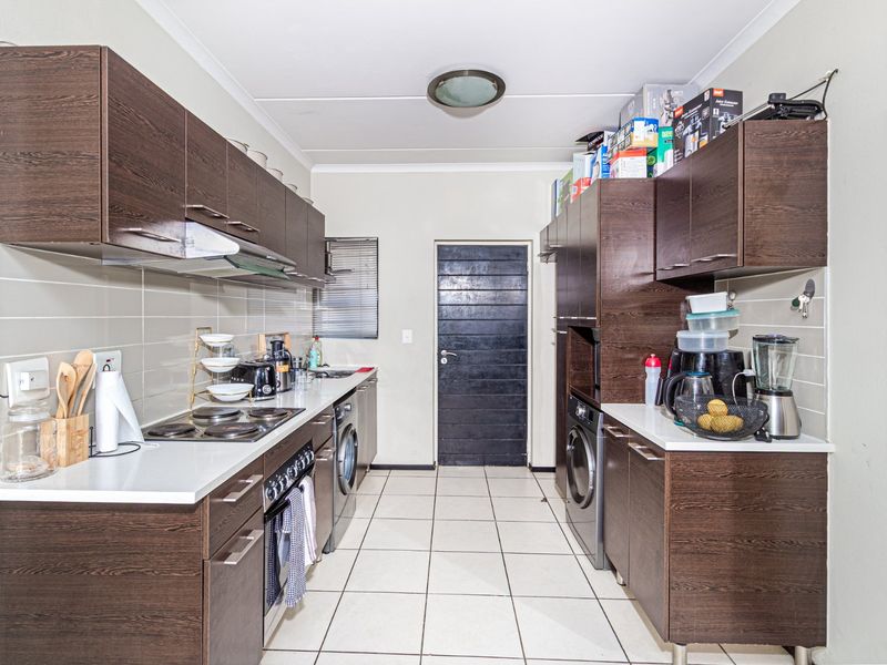 UPMARKET 2 BEDROOM 2 BATHROOM APARTMENT FOR SALE  - Photo 6