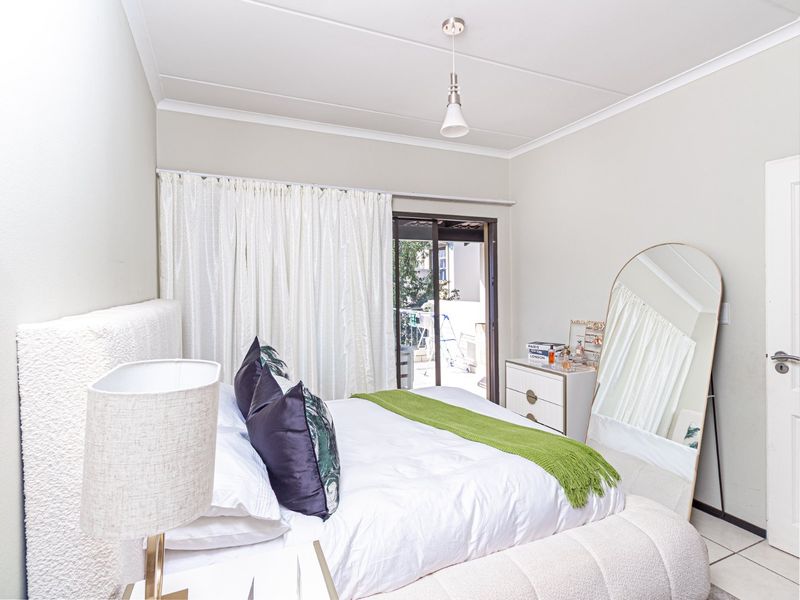 UPMARKET 2 BEDROOM 2 BATHROOM APARTMENT FOR SALE  - Photo 3