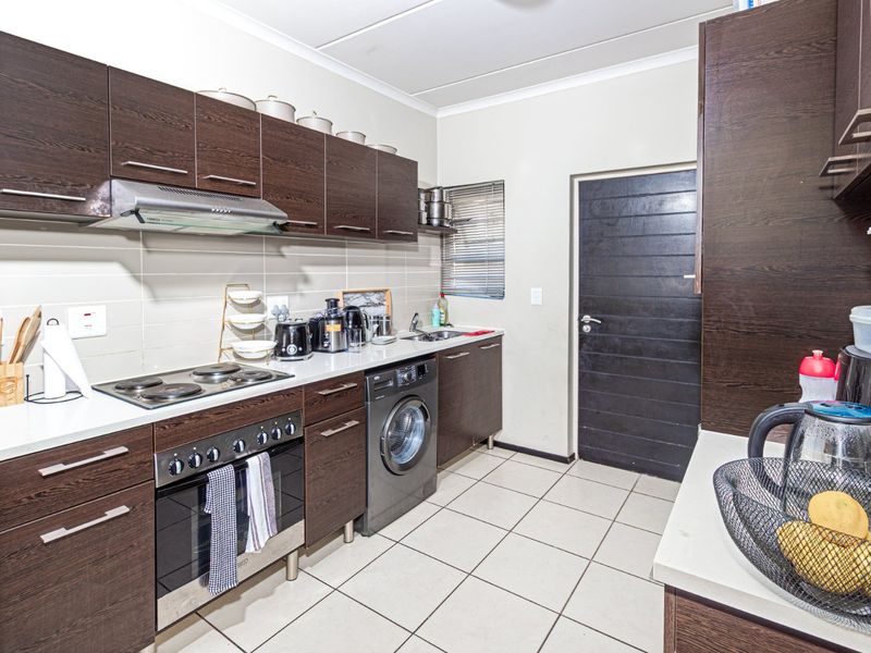 UPMARKET 2 BEDROOM 2 BATHROOM APARTMENT FOR SALE  - Photo 1