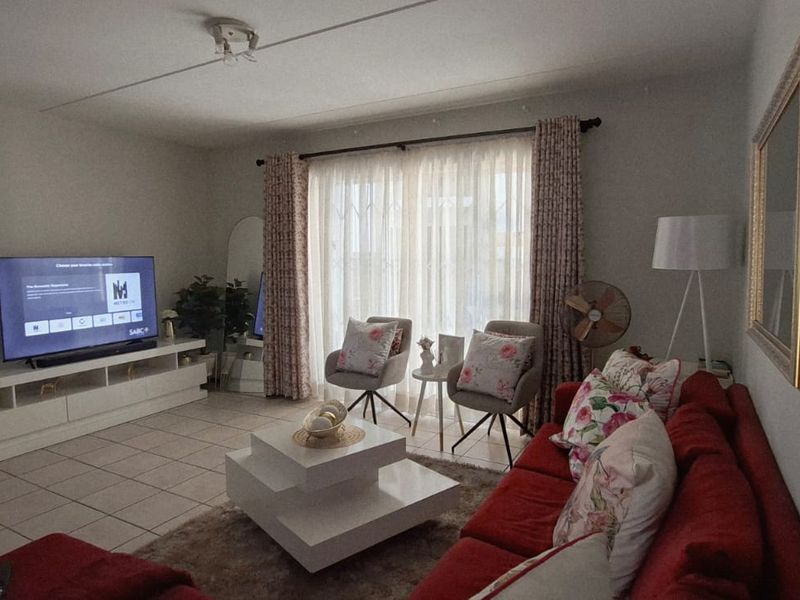 SPACIOUS GROUND FLOOR APARTMENT WITH A PRIVATE GARDEN - Photo 4