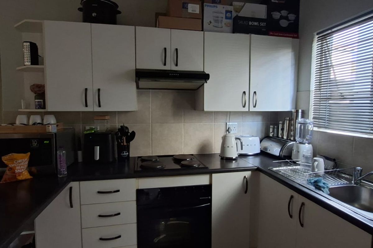 SPACIOUS GROUND FLOOR APARTMENT WITH A PRIVATE GARDEN - Photo 3