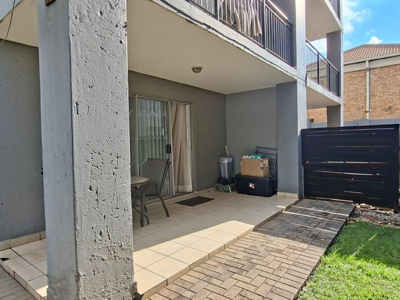 SPACIOUS GROUND FLOOR APARTMENT WITH A PRIVATE GARDEN - Photo 7