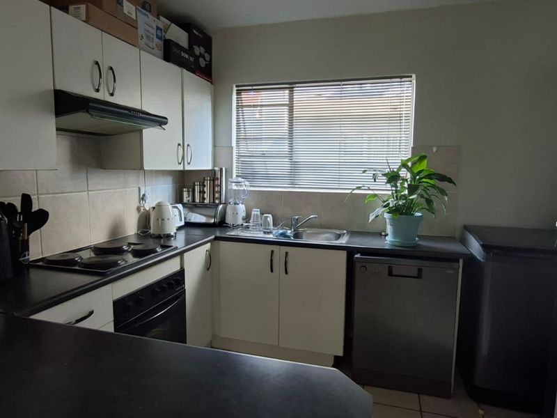 SPACIOUS GROUND FLOOR APARTMENT WITH A PRIVATE GARDEN - Photo 2