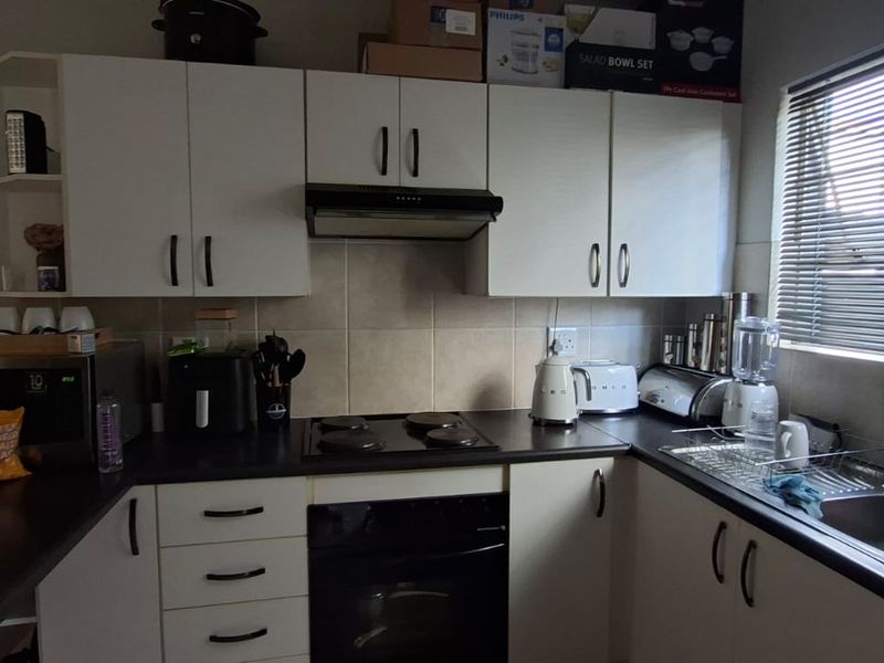 SPACIOUS GROUND FLOOR APARTMENT WITH A PRIVATE GARDEN - Photo 4