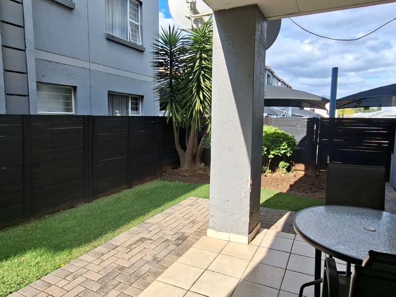 SPACIOUS GROUND FLOOR APARTMENT WITH A PRIVATE GARDEN - Photo 1