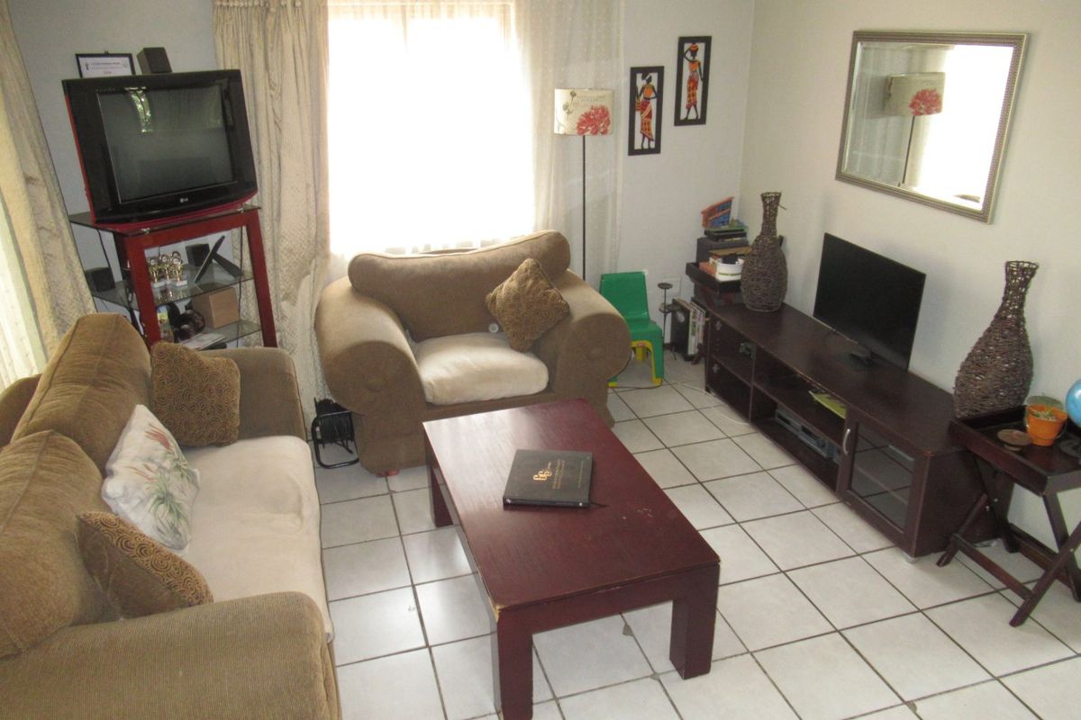 3 BEDROOM FREEHOLD FOR SALE IN HALFWAY GARDENS - Photo 4