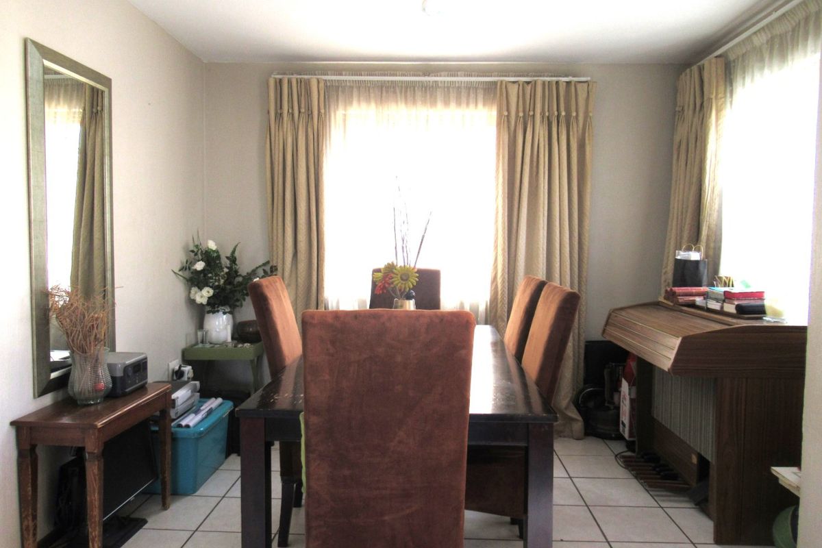 3 BEDROOM FREEHOLD FOR SALE IN HALFWAY GARDENS - Photo 2