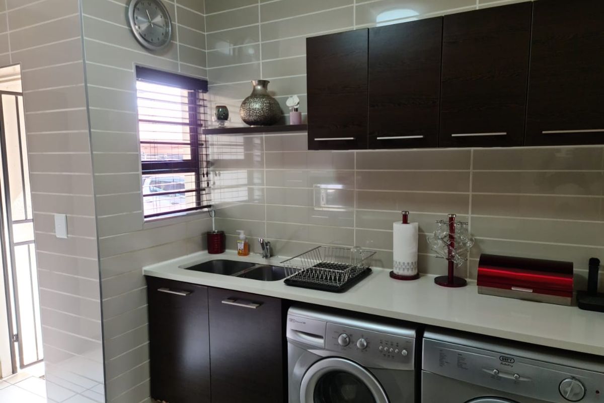 UPMARKET 2 BEDROOM 2 BATHROOM APARTMENT FOR SALE  - Photo 5