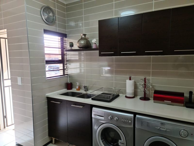 UPMARKET 2 BEDROOM 2 BATHROOM APARTMENT FOR SALE  - Photo 5