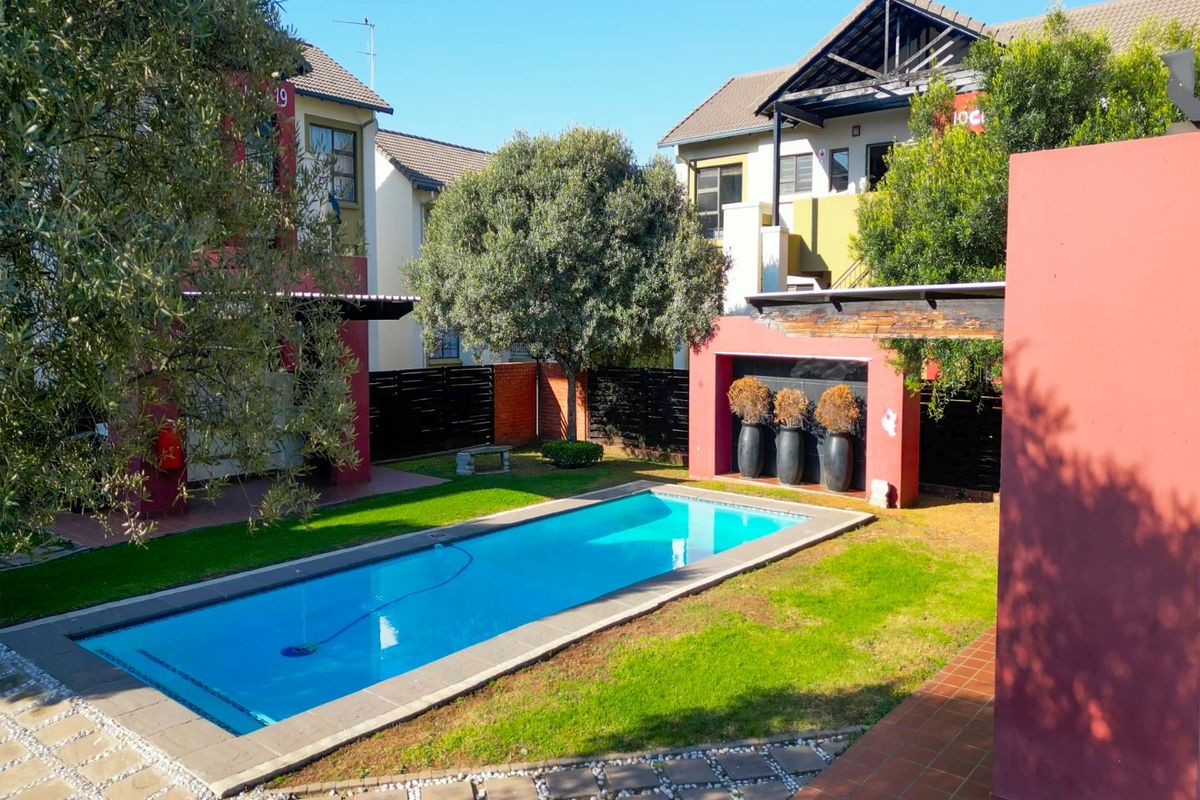 UPMARKET 2 BEDROOM 2 BATHROOM APARTMENT FOR SALE  - Photo 4