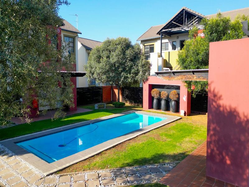 UPMARKET 2 BEDROOM 2 BATHROOM APARTMENT FOR SALE  - Photo 4