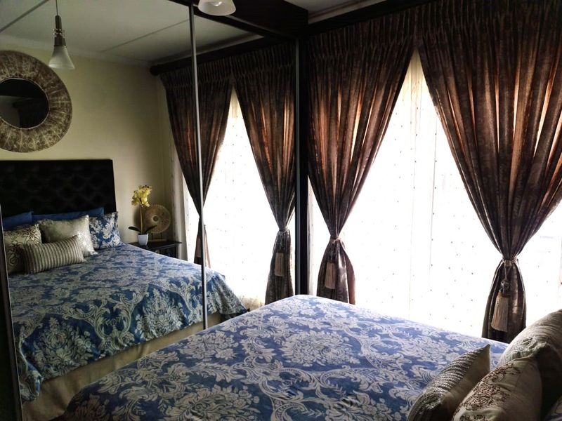 UPMARKET 2 BEDROOM 2 BATHROOM APARTMENT FOR SALE  - Photo 10