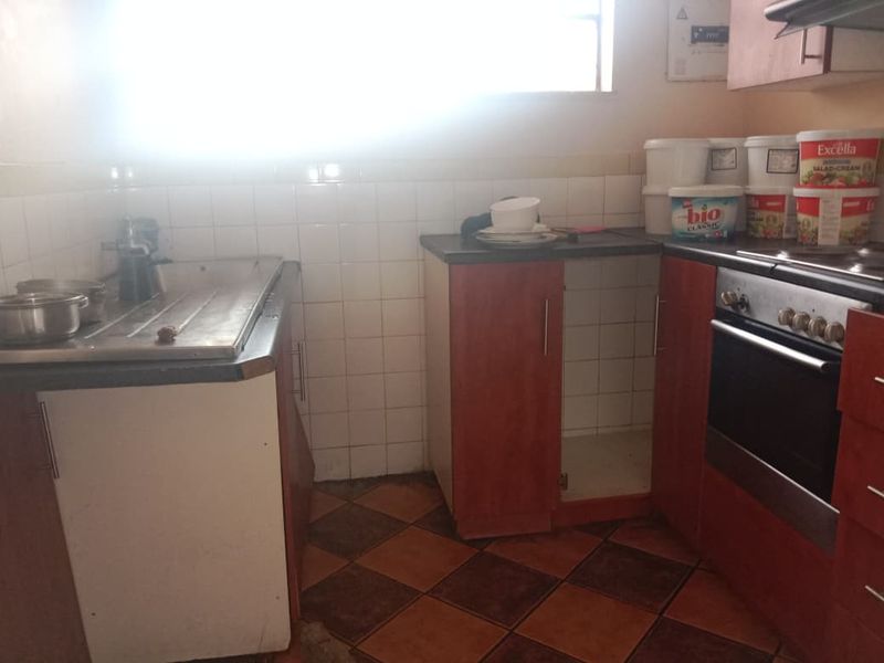 2 Bedroom Apartment in Berea - Photo 3