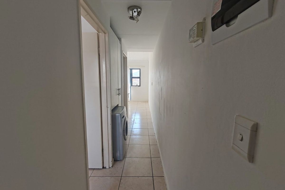 Property for Sale – 2 Bedroom Apartment in Clarendon Mews, Klipkop - Photo 4