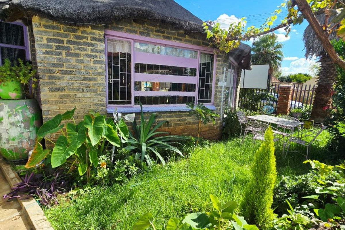 3 Bedroom Home with Restaurant, Tuck Shop & Flatlet – Income Potential in Pienaarsdorp - Photo 3