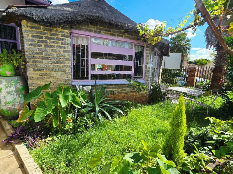 3 Bedroom Home with Restaurant, Tuck Shop & Flatlet – Income Potential in Pienaarsdorp - Photo 3
