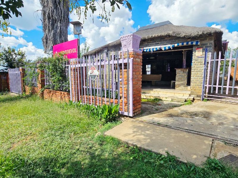 3 Bedroom Home with Restaurant, Tuck Shop & Flatlet – Income Potential in Pienaarsdorp - Photo 4