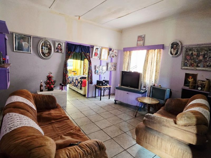3 Bedroom Home with Restaurant, Tuck Shop & Flatlet – Income Potential in Pienaarsdorp - Photo 10