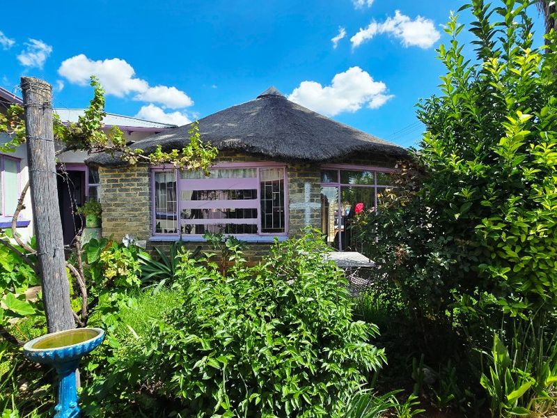 3 Bedroom Home with Restaurant, Tuck Shop & Flatlet – Income Potential in Pienaarsdorp - Photo 2