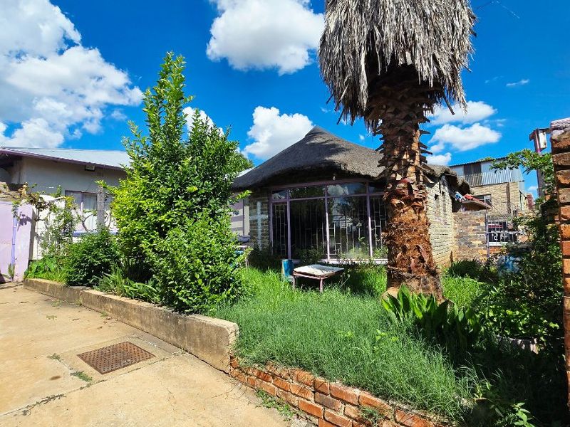 3 Bedroom Home with Restaurant, Tuck Shop & Flatlet – Income Potential in Pienaarsdorp - Photo 1