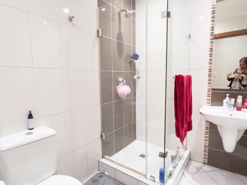 2 Bedroom Fully Furnished Apartment in Bedford Square - Photo 9