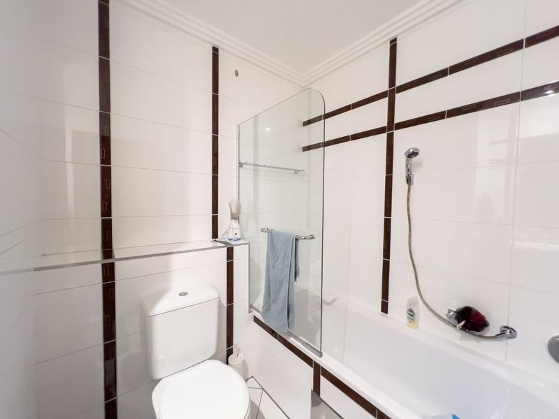 2 Bedroom Fully Furnished Apartment in Bedford Square - Photo 8