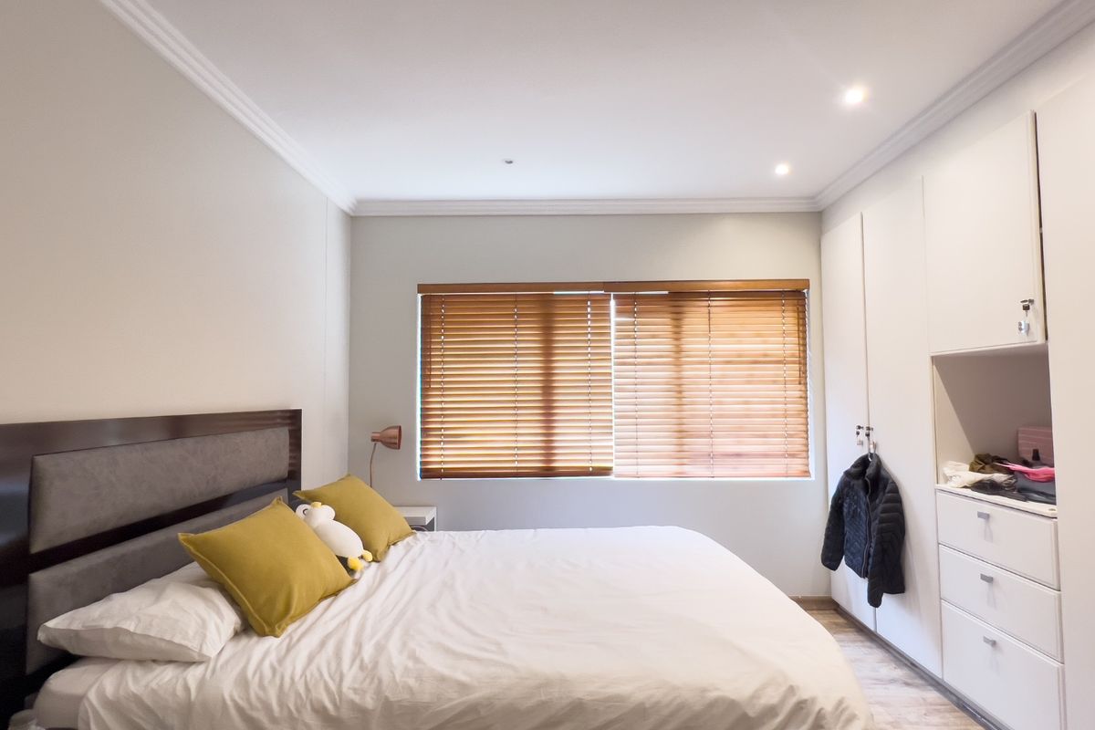 2 Bedroom Fully Furnished Apartment in Bedford Square - Photo 5