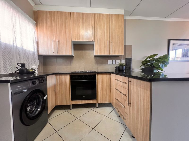 Stylish & Modern 2-Bedroom Apartment in Sagewood, Midrand - Photo 6