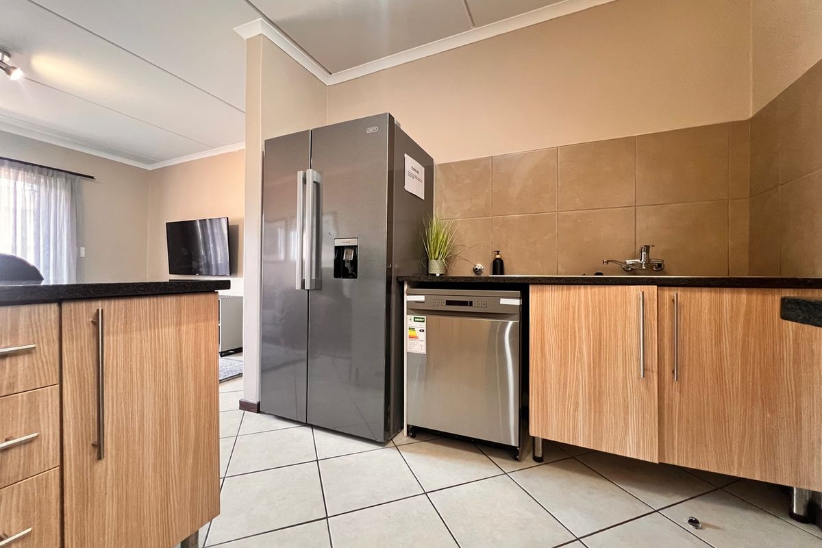 Stylish & Modern 2-Bedroom Apartment in Sagewood, Midrand - Photo 5