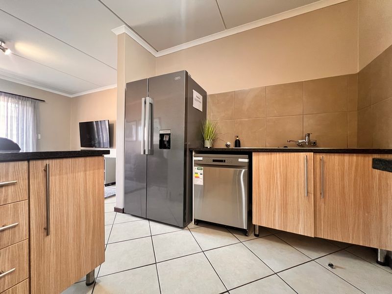 Stylish & Modern 2-Bedroom Apartment in Sagewood, Midrand - Photo 5