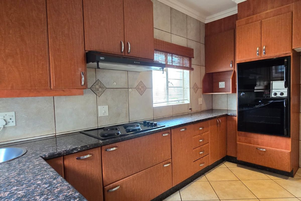 Properties in this upmarket estate seldom come onto the market. Situated in a prime area, this home offers breathtaking views that truly set it apart. - Photo 3