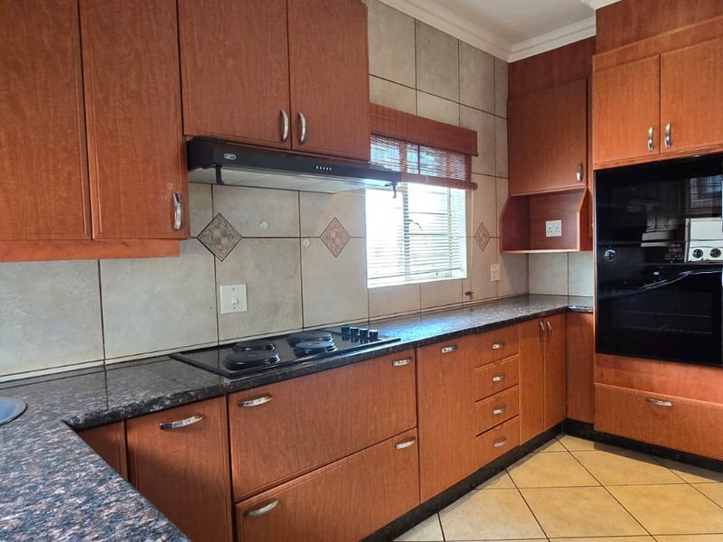 Properties in this upmarket estate seldom come onto the market. Situated in a prime area, this home offers breathtaking views that truly set it apart. - Photo 3