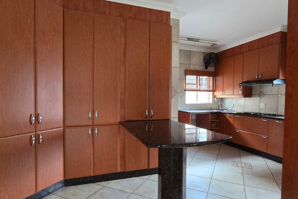 Properties in this upmarket estate seldom come onto the market. Situated in a prime area, this home offers breathtaking views that truly set it apart. - Photo 2