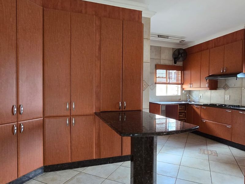 Properties in this upmarket estate seldom come onto the market. Situated in a prime area, this home offers breathtaking views that truly set it apart. - Photo 2