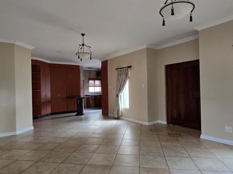 Properties in this upmarket estate seldom come onto the market. Situated in a prime area, this home offers breathtaking views that truly set it apart. - Photo 6