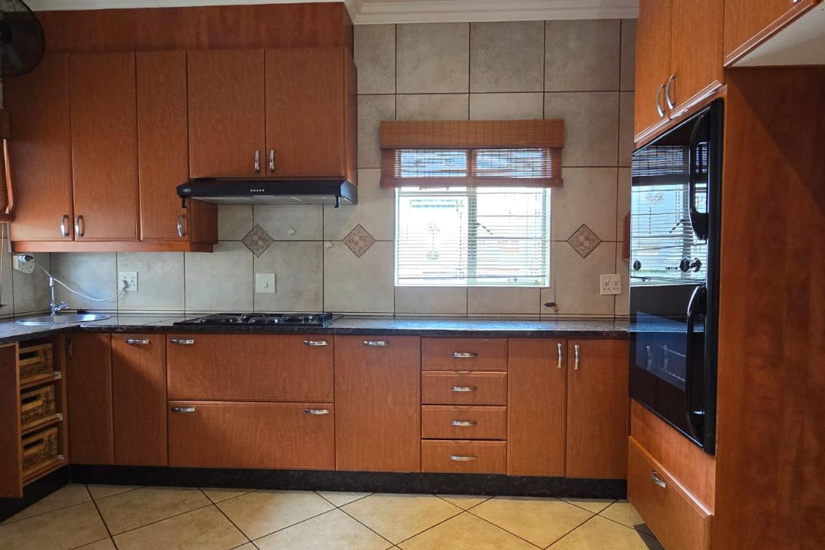 Properties in this upmarket estate seldom come onto the market. Situated in a prime area, this home offers breathtaking views that truly set it apart. - Photo 5