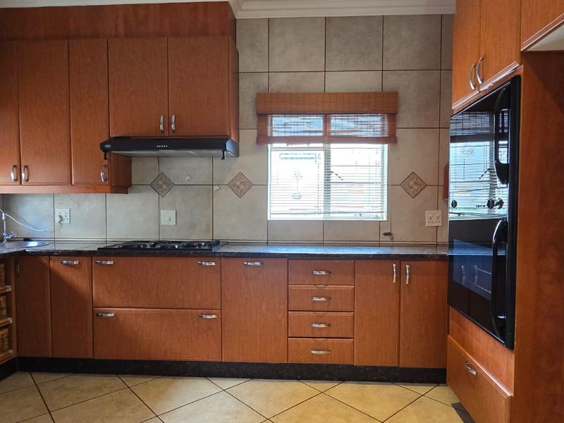 Properties in this upmarket estate seldom come onto the market. Situated in a prime area, this home offers breathtaking views that truly set it apart. - Photo 5