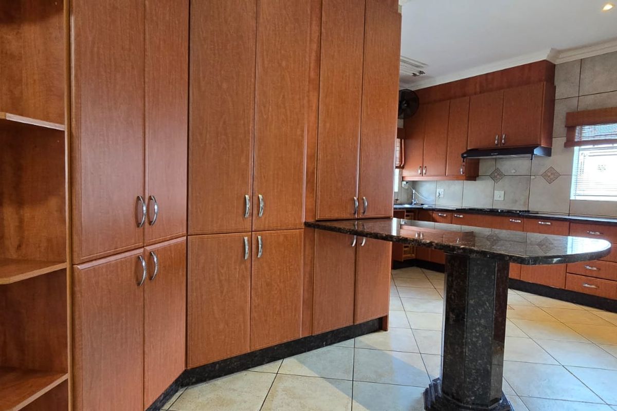 Properties in this upmarket estate seldom come onto the market. Situated in a prime area, this home offers breathtaking views that truly set it apart. - Photo 4