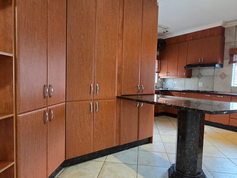 Properties in this upmarket estate seldom come onto the market. Situated in a prime area, this home offers breathtaking views that truly set it apart. - Photo 4