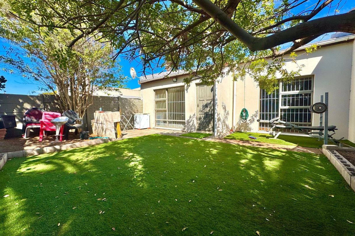 Two bedroom house located in a secure gated estate - Photo 2