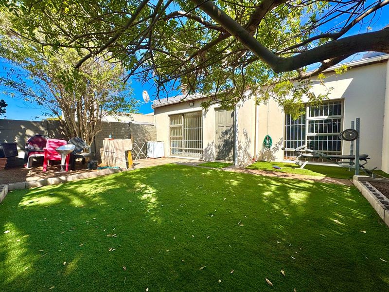 Two bedroom house located in a secure gated estate - Photo 2