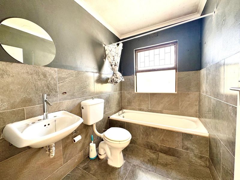 Two bedroom house located in a secure gated estate - Photo 10