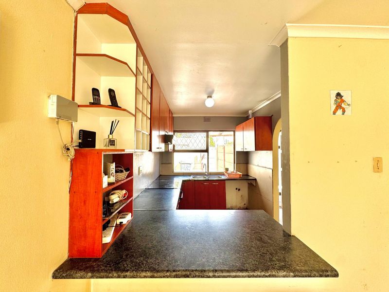 Two bedroom house located in a secure gated estate - Photo 8