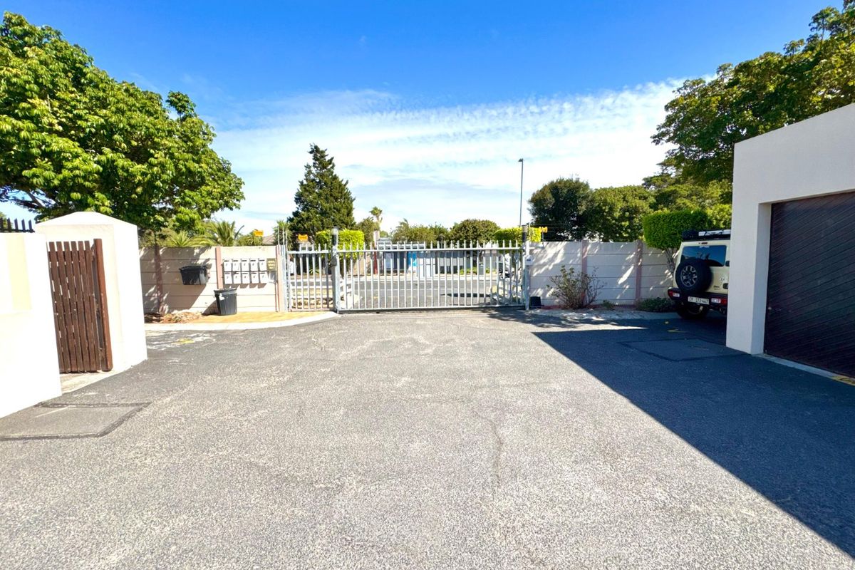 Two bedroom house located in a secure gated estate - Photo 3