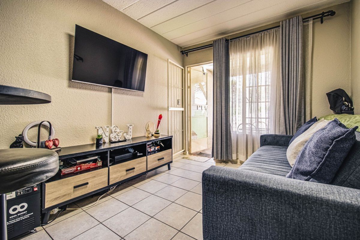 Cozy Modern Living – Perfect 1 Bedroom Starter Home or Investment!  - Photo 5