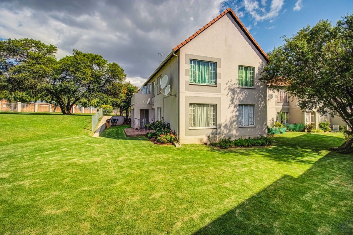 Cozy Modern Living – Perfect 1 Bedroom Starter Home or Investment!  - Photo 2