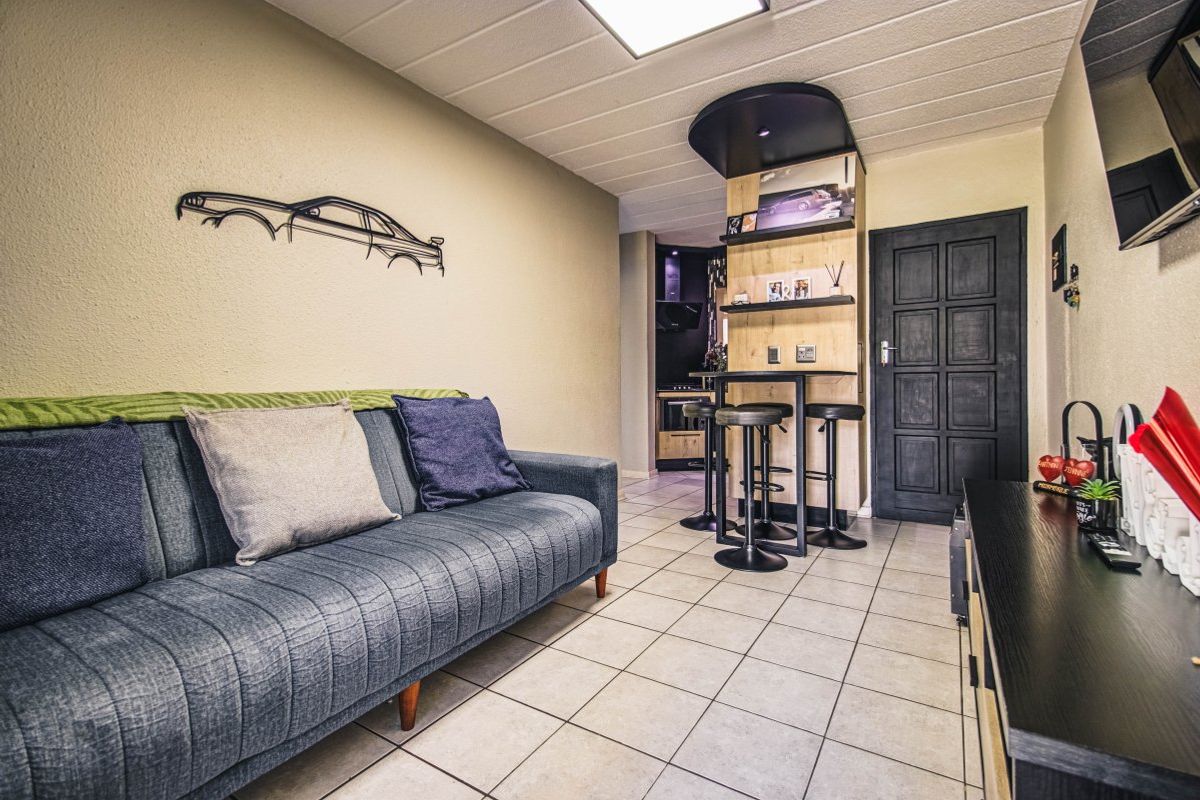 Cozy Modern Living – Perfect 1 Bedroom Starter Home or Investment!  - Photo 3