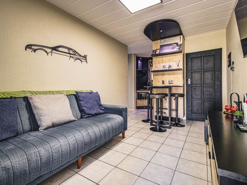 Cozy Modern Living – Perfect 1 Bedroom Starter Home or Investment!  - Photo 3