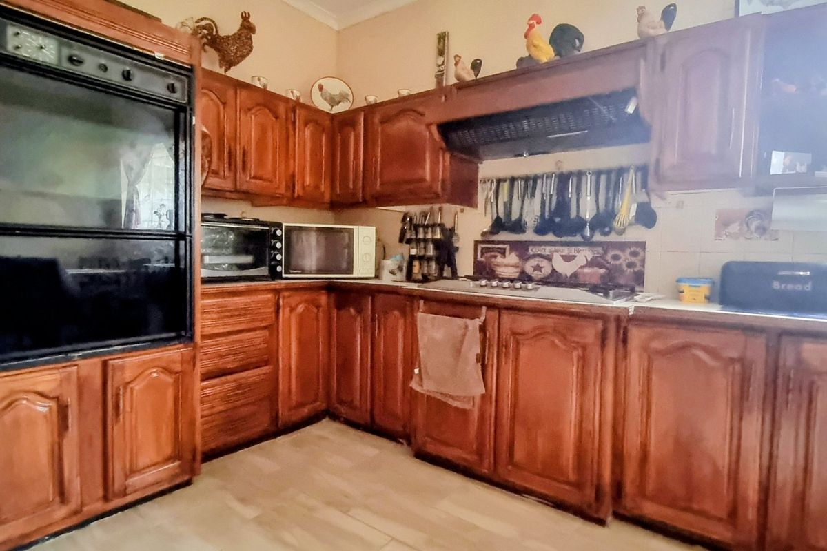 Vaal Dam Waterfront Family Home with Separate Flat - Photo 5