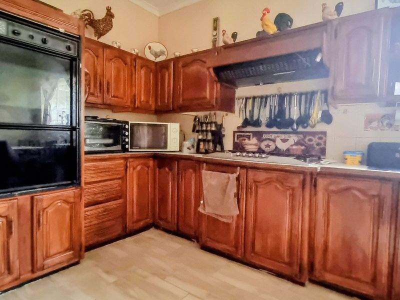 Vaal Dam Waterfront Family Home with Separate Flat - Photo 5